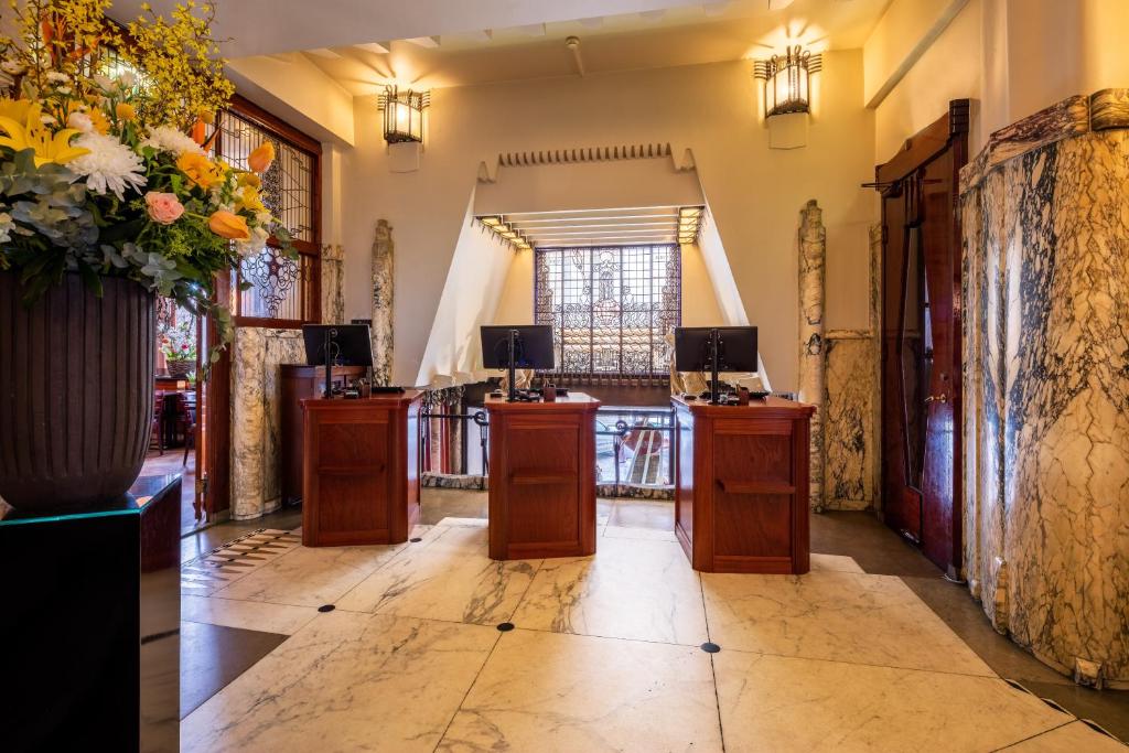a salon with a waiting room with flowers on the floor at Grand Hotel Amrâth Amsterdam in Amsterdam