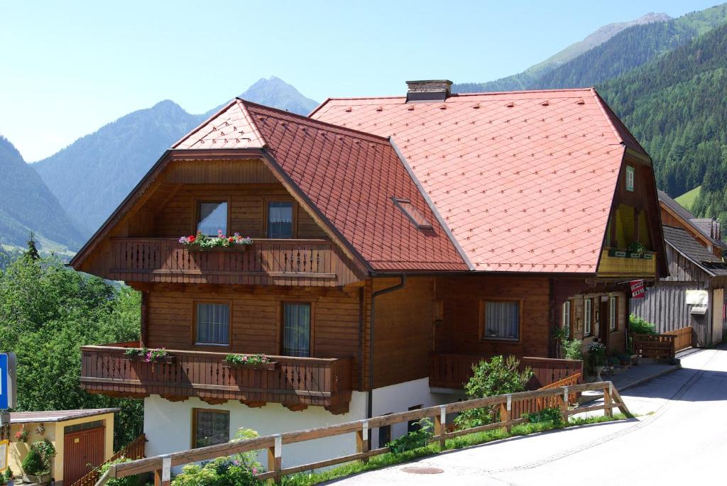 GroßsölkにあるAppartement Grundnerの赤い屋根の大木造家屋