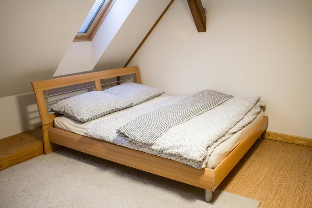 Postel nebo postele na pokoji v ubytování Růžová chalupa u Šimánků