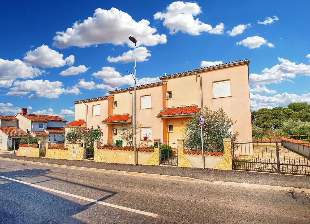 Budova, v ktorej sa apartmán nachádza