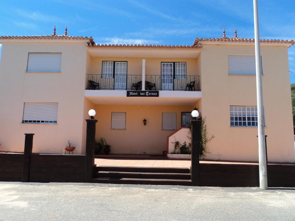 un gran edificio blanco con balcón en Hotel Das Termas, en Monfortinho