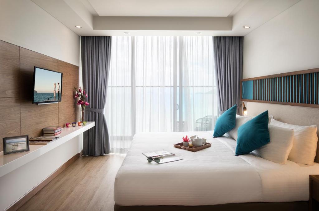 One - Bedroom Ocean View With Balcony