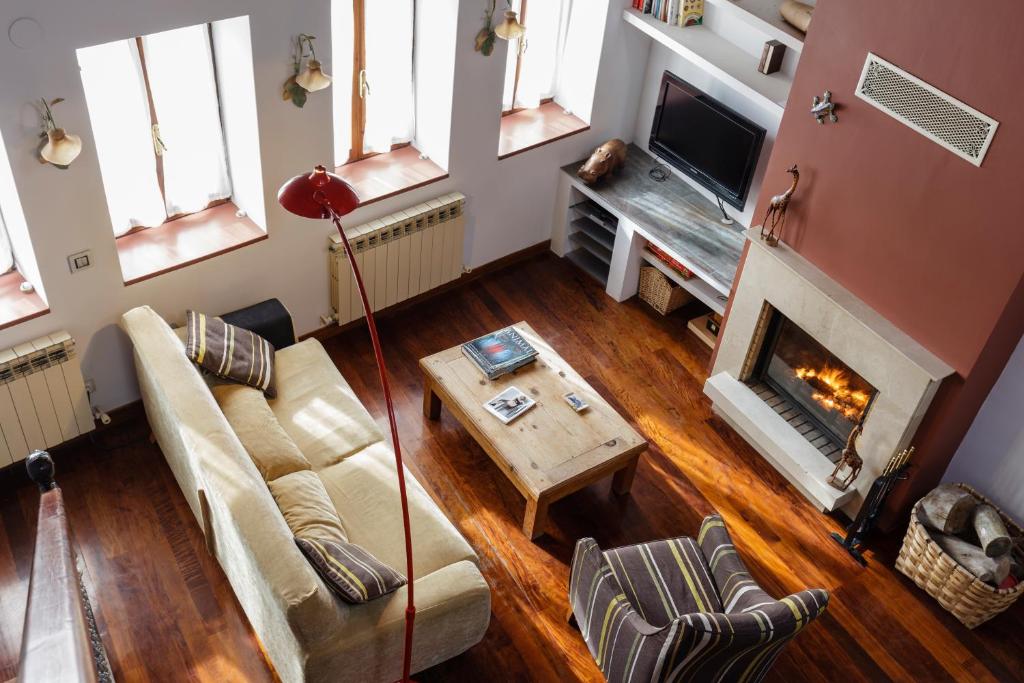 a living room with a couch and a fireplace at Casa Maitetxu in Puente la Reina