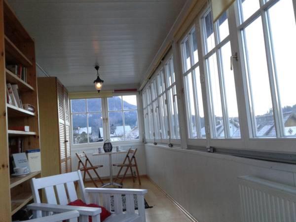 um quarto com janelas e duas cadeiras e uma mesa em Liuis em Bad Ischl