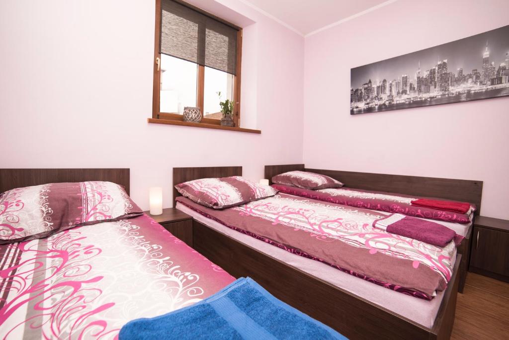 Posteľ alebo postele v izbe v ubytovaní Noclegi Andersa