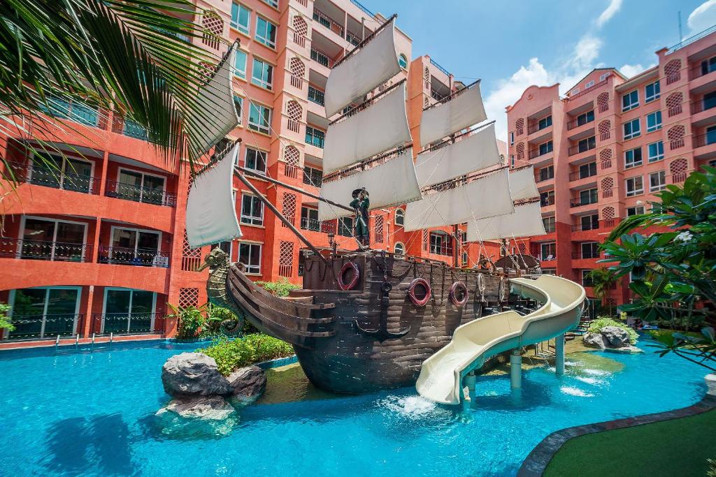 a pirate ship in the middle of a water slide at 7Seas in Jomtien Beach