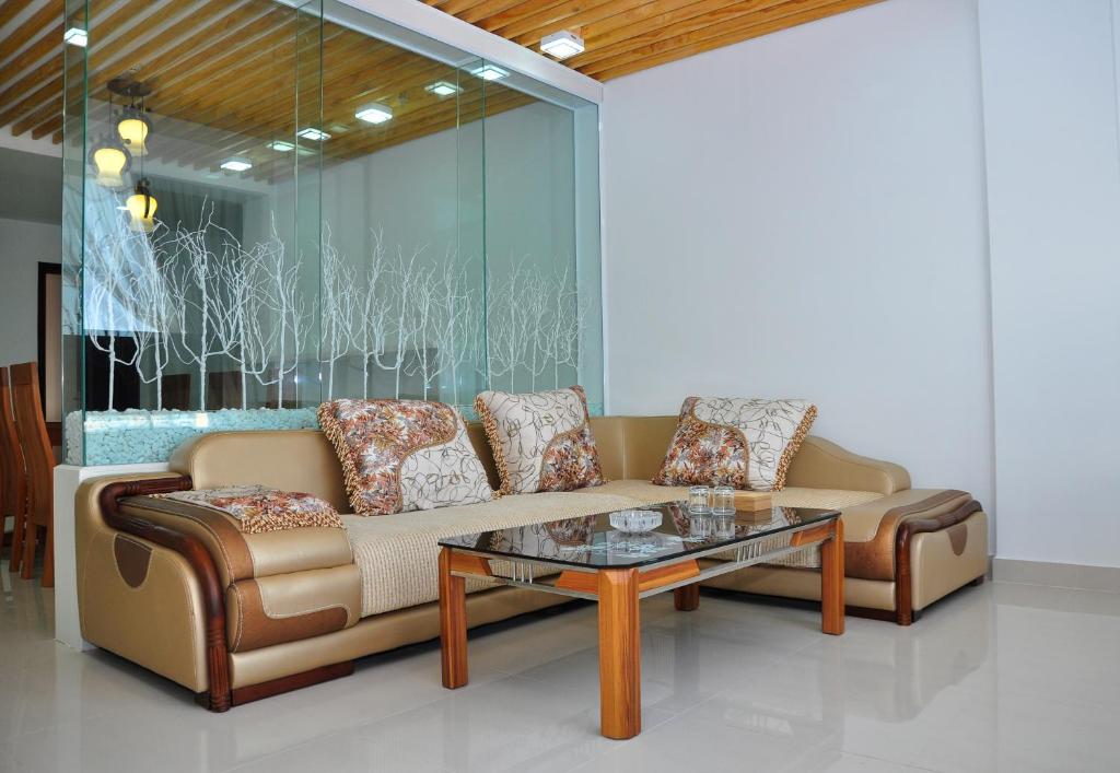 a living room with a couch and a coffee table at Cam Thanh Hotel in Quang Ngai