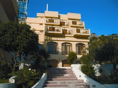 um grande edifício com escadas em frente em Hotel Panoramic em San Vito lo Capo