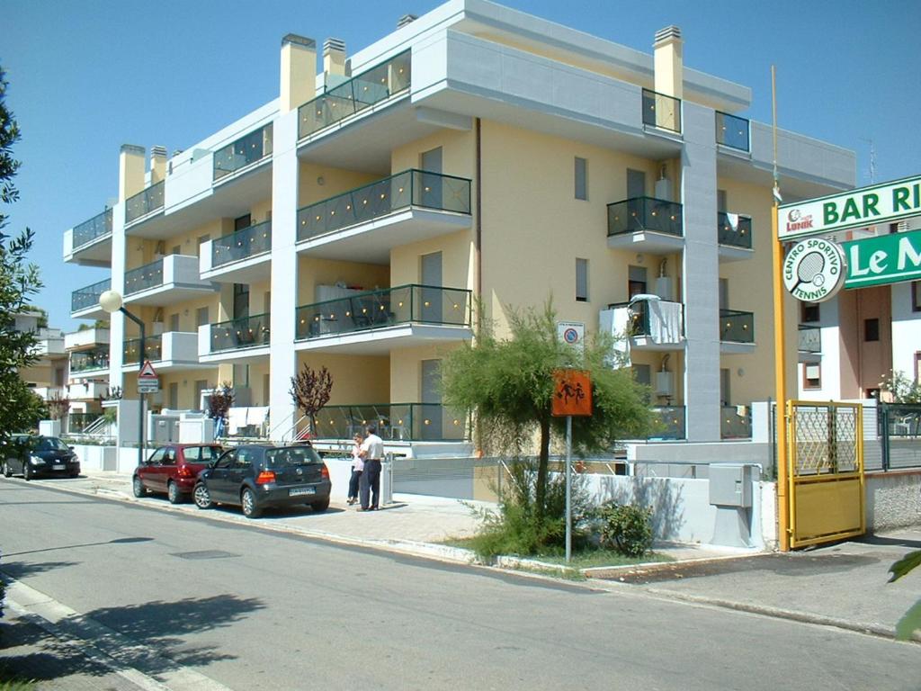 マルティンシクーロにあるGirasoleの車が目の前に停まった大きなアパートメントです。