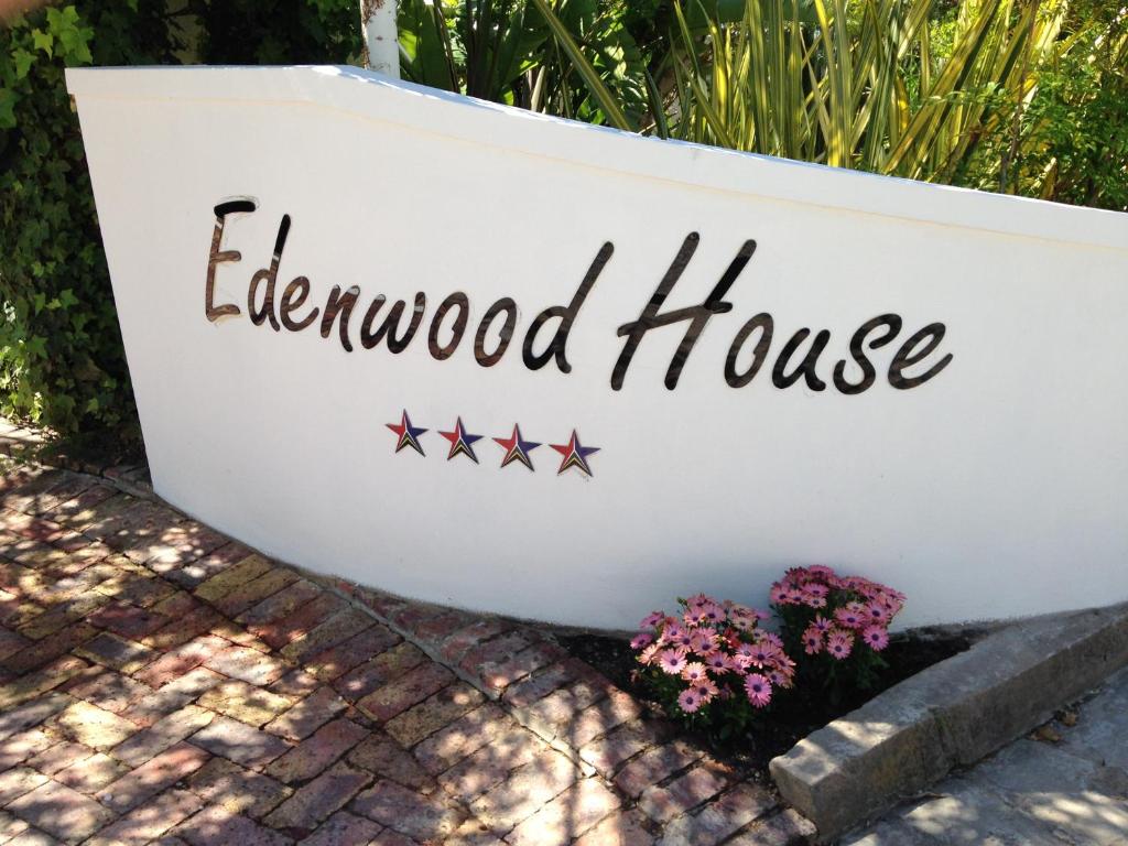 ein Schild, das Edward House neben Blumen liest in der Unterkunft Edenwood House in George