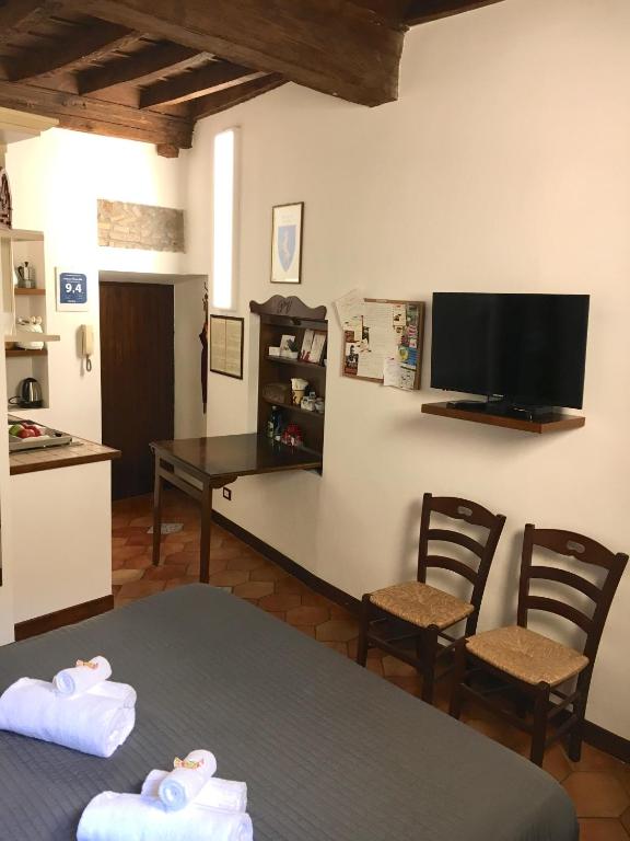 A kitchen or kitchenette at Pettinary Village B&B