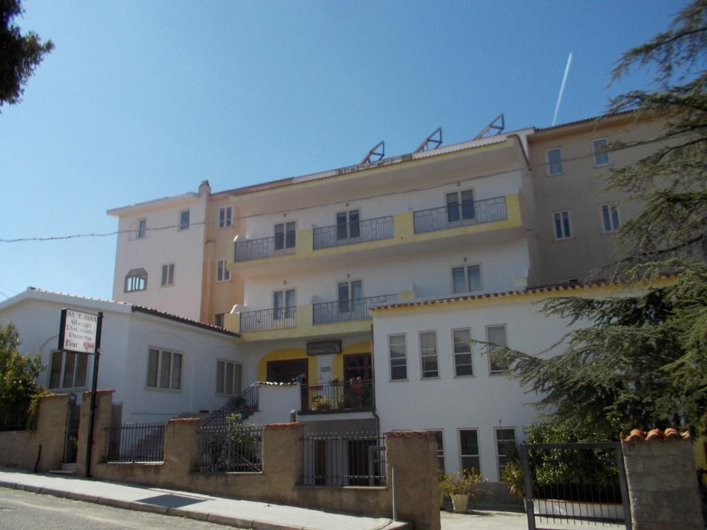 Hotel Sa 'E Jana a Orgosolo - Accogliente B&B tipico