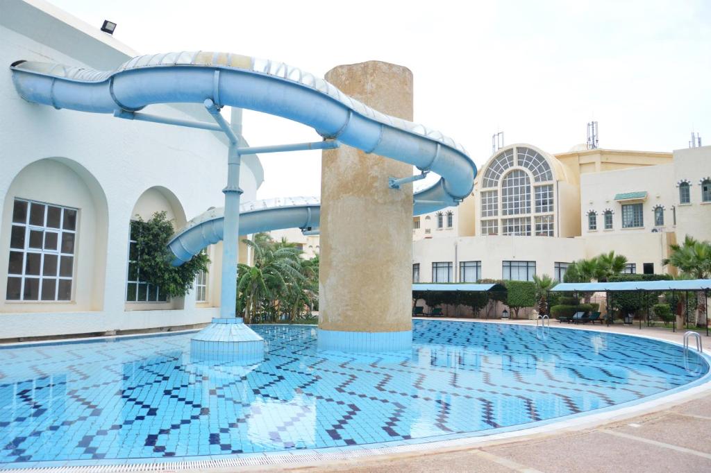 Bazén v ubytování Suites Hôtel Les Charmilles & Spa nebo v jeho okolí