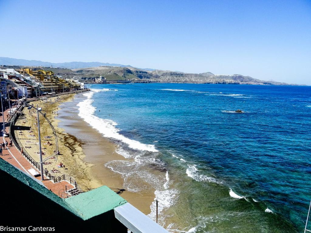 una vista aérea de la playa y del océano en Brisamar Canteras, en Las Palmas de Gran Canaria