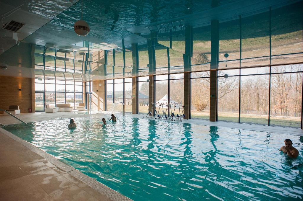 Bazén v ubytovaní Hotel Atut w Licheniu alebo v jeho blízkosti