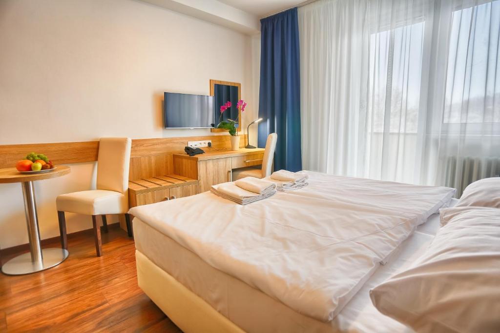 Postel nebo postele na pokoji v ubytování Ensana Spa Smrdáky
