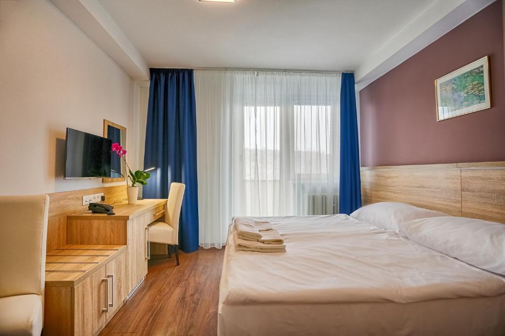 Postel nebo postele na pokoji v ubytování Ensana Spa Smrdáky