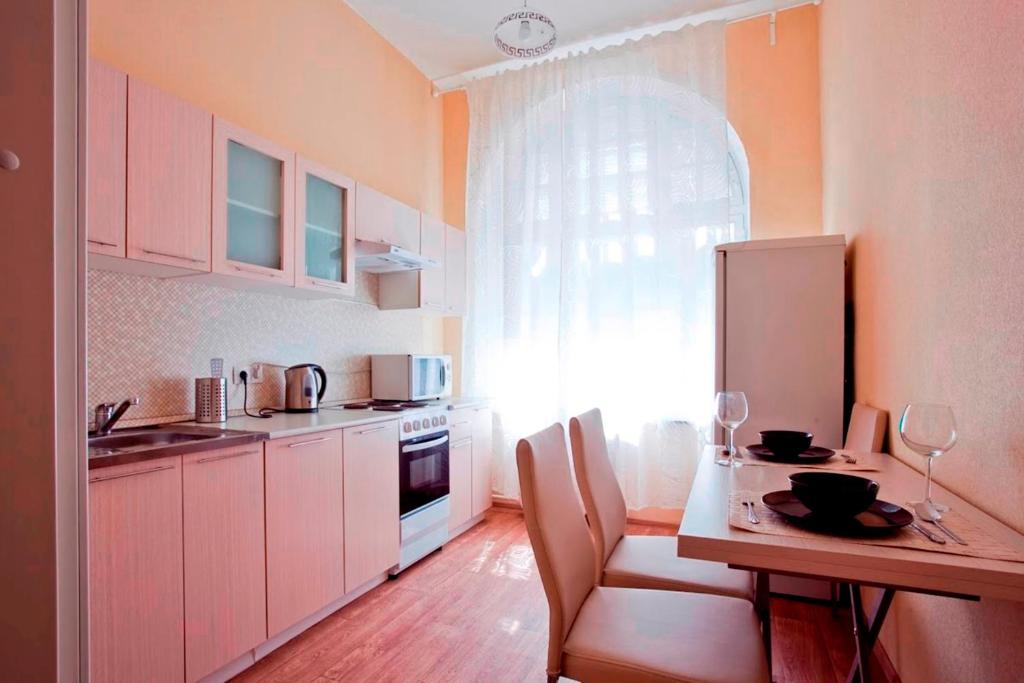 ヴィボルグにあるW Apartament Leningradskoye 10のキッチン(テーブル、椅子付)、窓