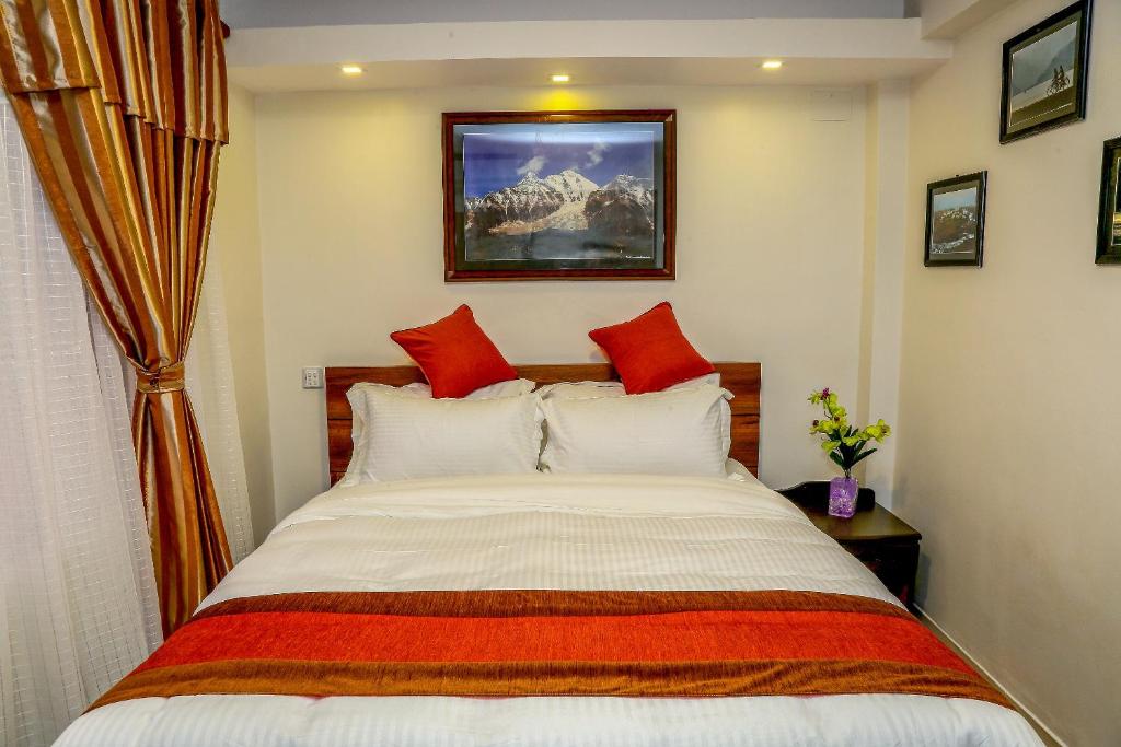 Postel nebo postele na pokoji v ubytování Hotel Himalayan Oasis