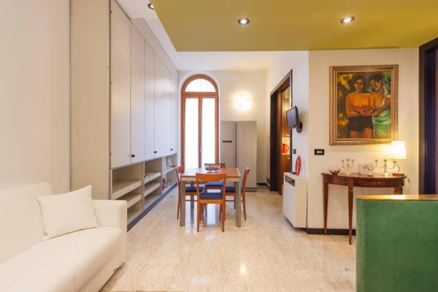 - un salon avec un canapé blanc et une table dans l'établissement apartament Deluxe Quattro Spade, à Vérone