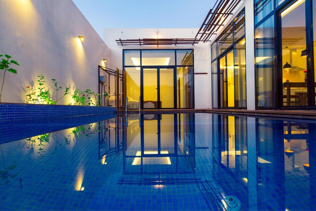 - une piscine en face d'une maison dans l'établissement Villa Blanche, à Unayzah