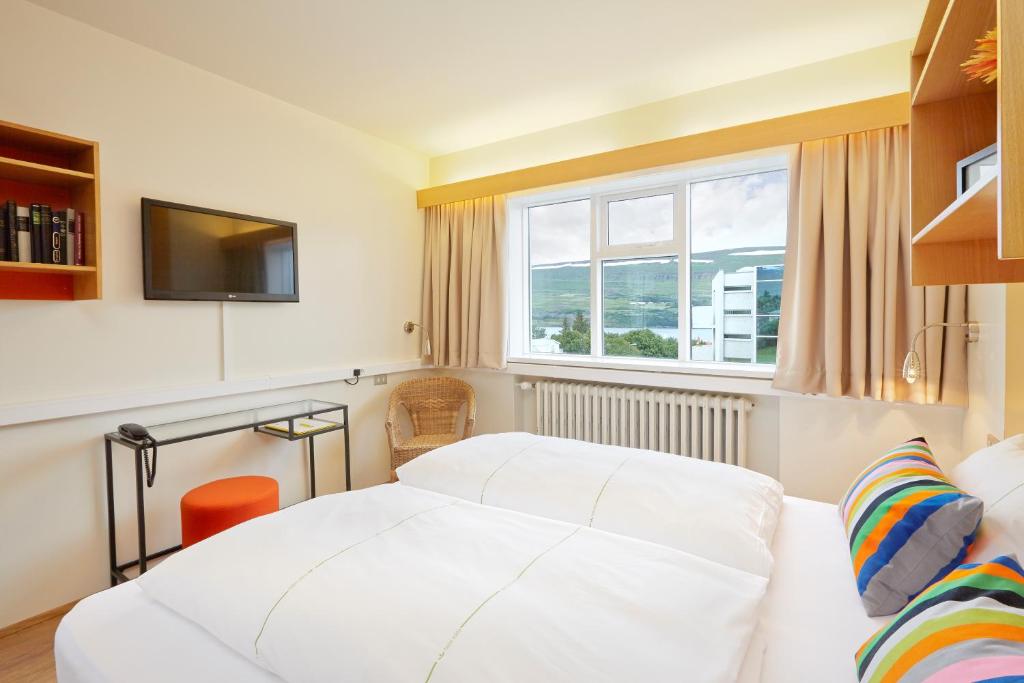 Rúm í herbergi á Hotel Edda Akureyri