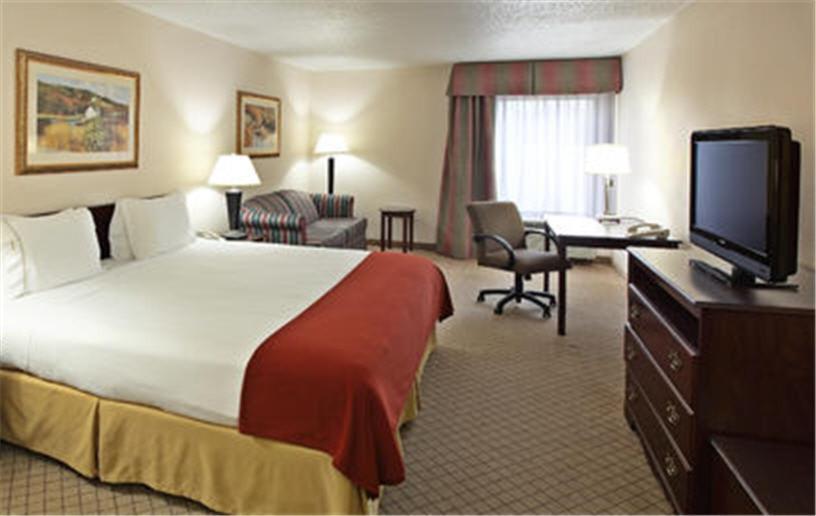 a hotel room with a bed and a flat screen tv at Holiday Inn Express - Hope by IHG in Hope