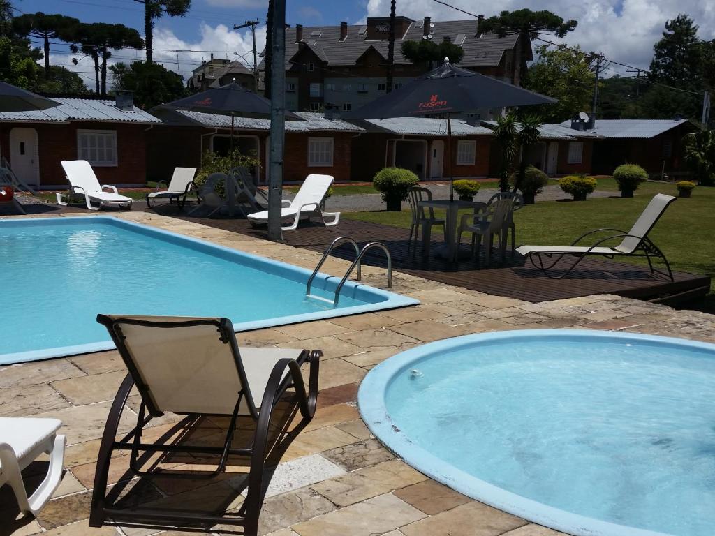 A piscina localizada em Hotel Galo Vermelho ou nos arredores