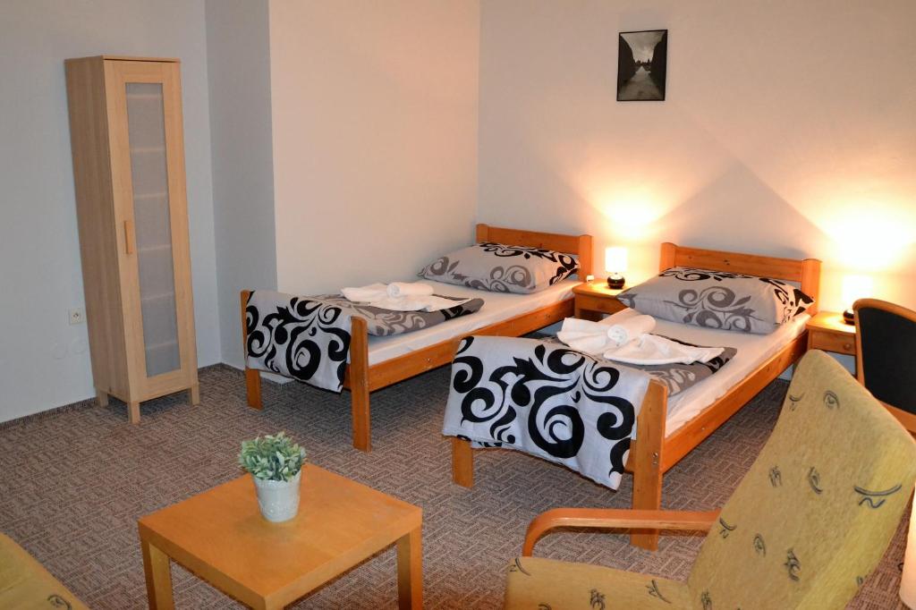 pokój hotelowy z 2 łóżkami i stołem w obiekcie Excalibur Penzion a Restaurace w mieście Moravská Třebová