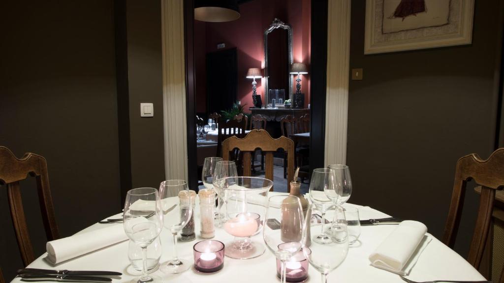 Villa Grand Maur في سبا: طاولة عليها كؤوس نبيذ ومناديل