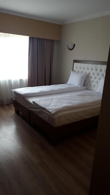 Postel nebo postele na pokoji v ubytování Hanul Domnesc Imperial Hotel & SPA