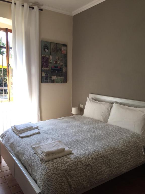 ein Schlafzimmer mit einem Bett mit zwei Handtüchern darauf in der Unterkunft La Pieve di Luca in La Spezia