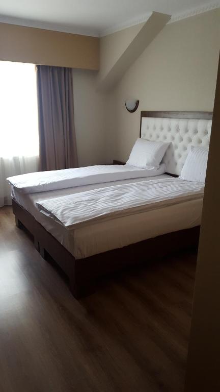 Postel nebo postele na pokoji v ubytování Hanul Domnesc Imperial Hotel & SPA