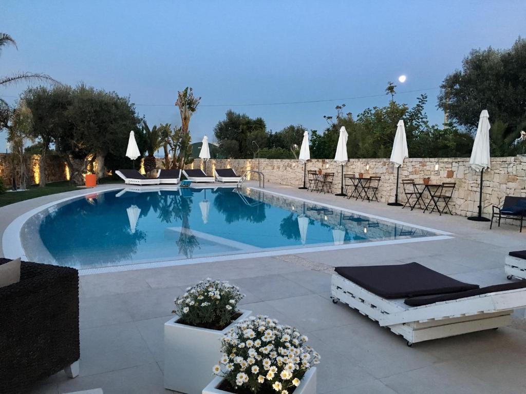 Bazén v ubytování Carone Suite-Charme&Pool nebo v jeho okolí