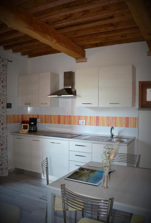 Kuchyň nebo kuchyňský kout v ubytování Agriturismo L'Aquilone