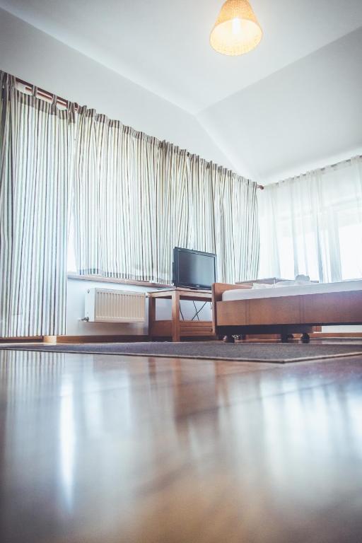TV a/nebo společenská místnost v ubytování Casa Pescarilor