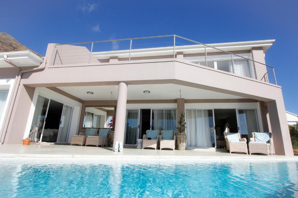 une maison avec une piscine en face d'une maison dans l'établissement Residence William French, à Simonʼs Town