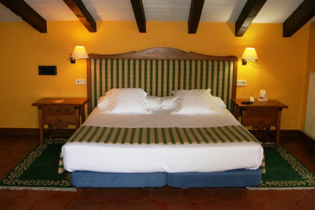 Postel nebo postele na pokoji v ubytování Hotel Palacio Obispo