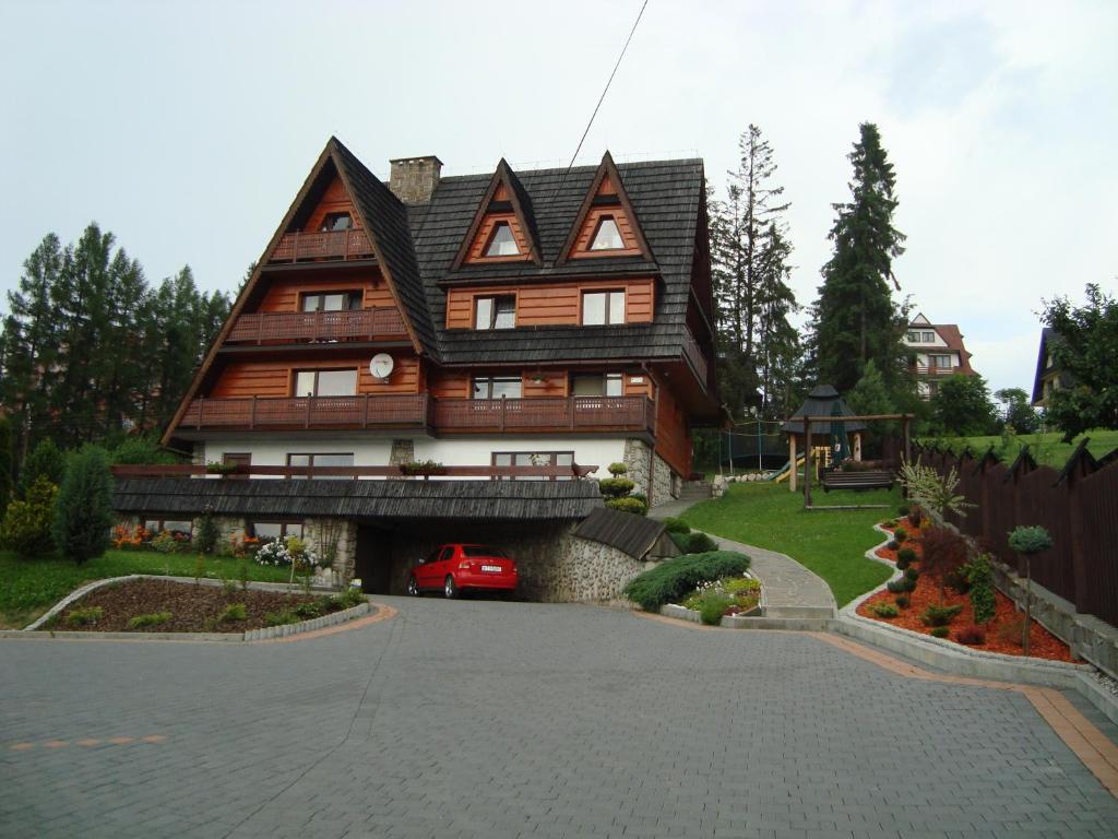 ブコビナ・タトシャンスカにあるWilla Turniaの大きな木造家屋