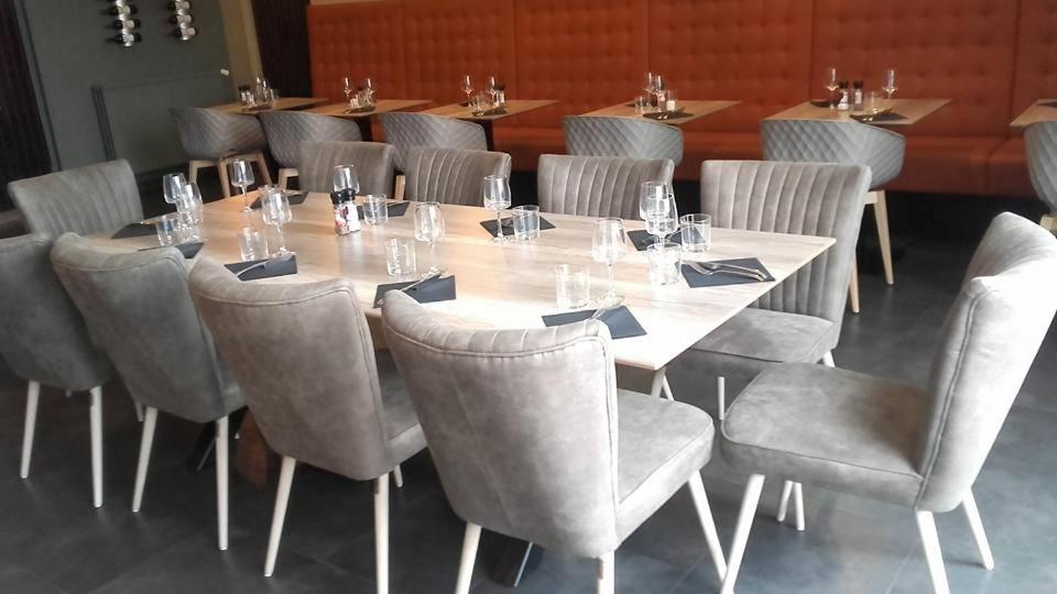 une table et des chaises dans un restaurant avec une table et des chaises dans l'établissement Chic'o Rail, à Saint-Omer