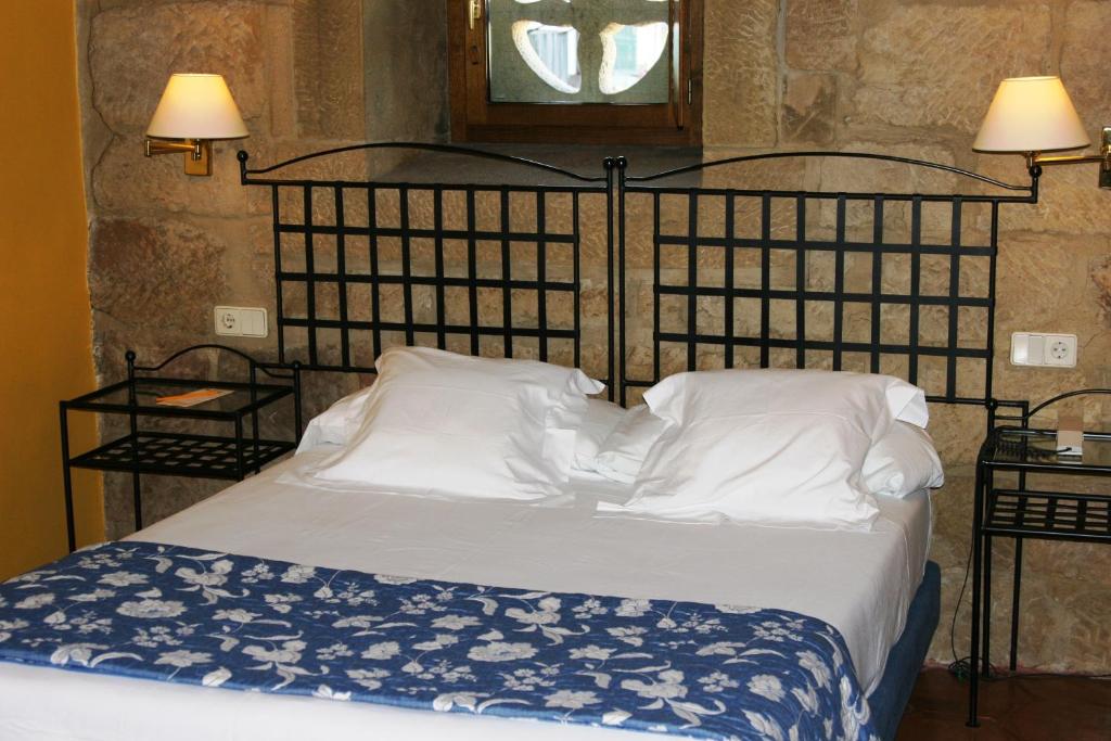 Postel nebo postele na pokoji v ubytování Hotel Palacio Obispo