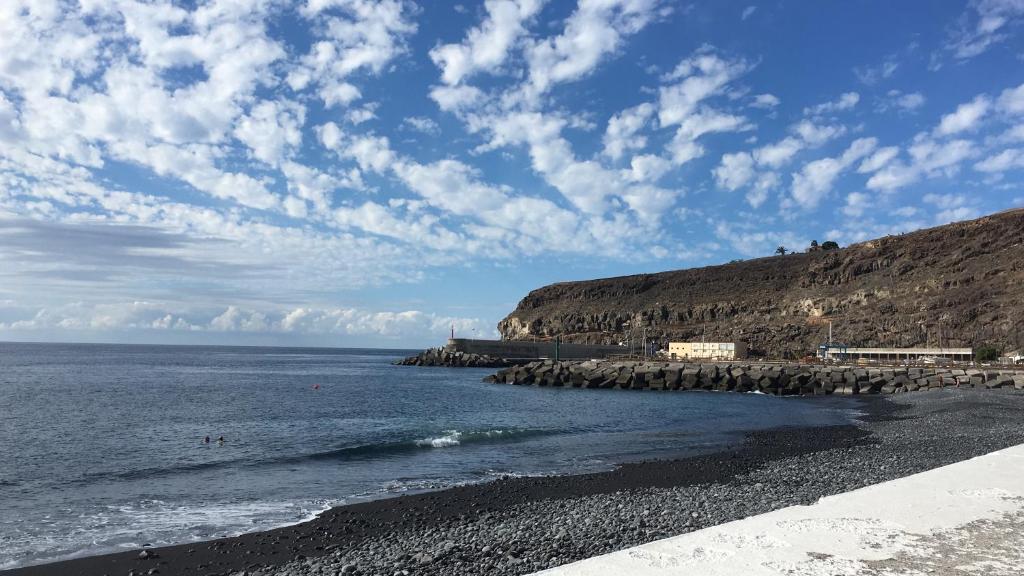 una spiaggia con costa rocciosa e l'oceano di Apartamento El Cascajo a Playa de Santiago