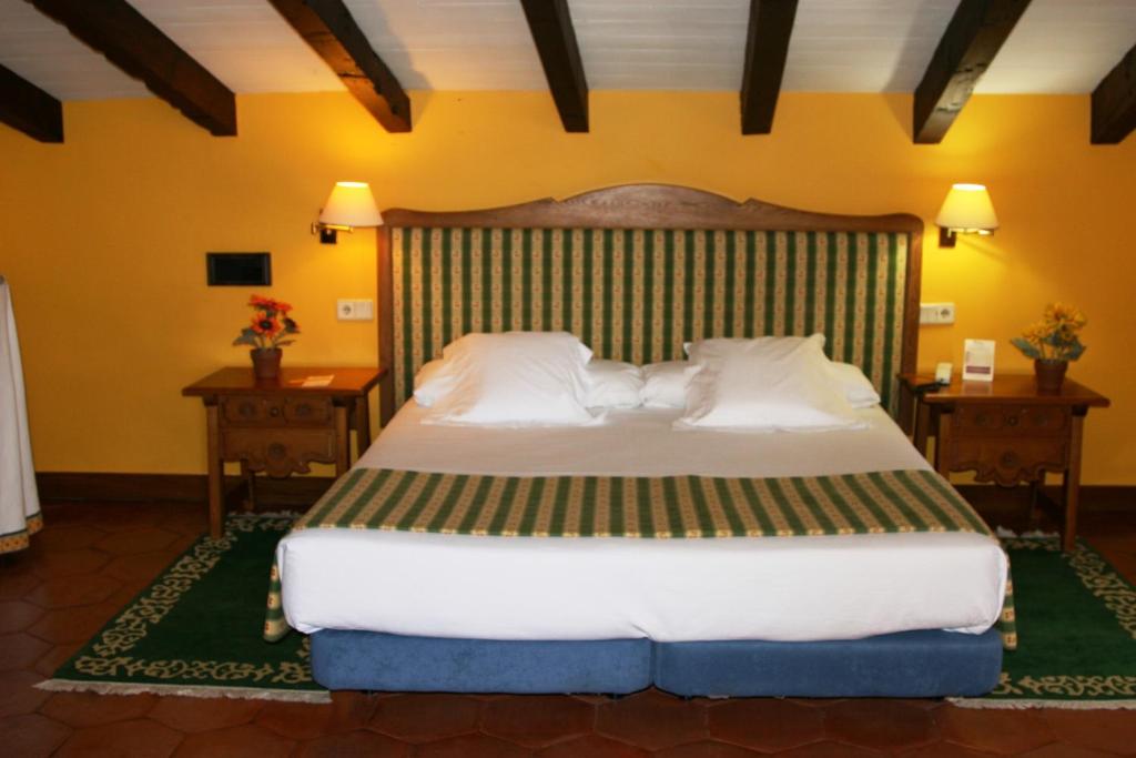 Postel nebo postele na pokoji v ubytování Hotel Palacio Obispo