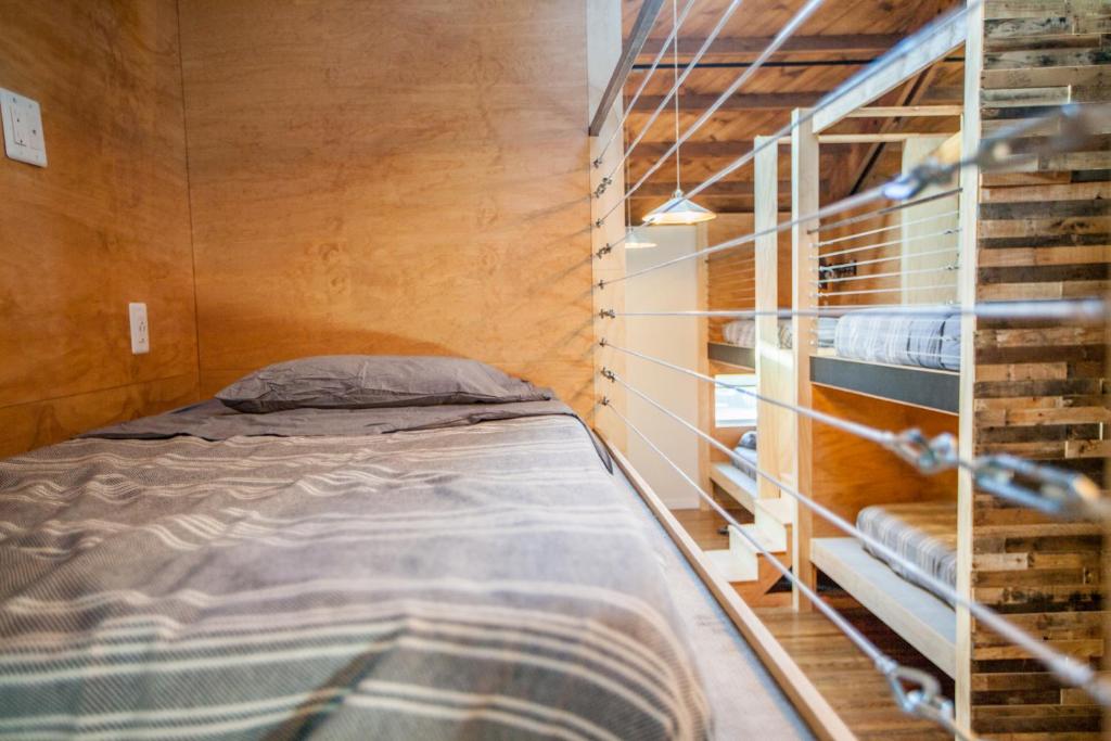 - une petite chambre avec un lit dans l'établissement PodShare Venice, à Los Angeles
