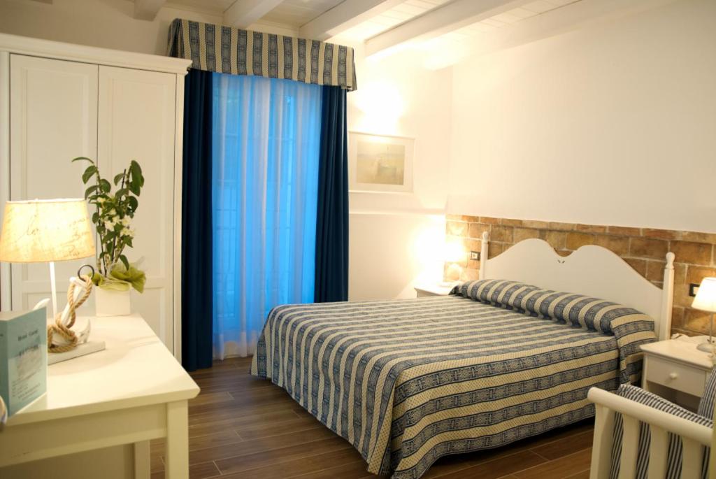 Postel nebo postele na pokoji v ubytování Hotel La Goletta