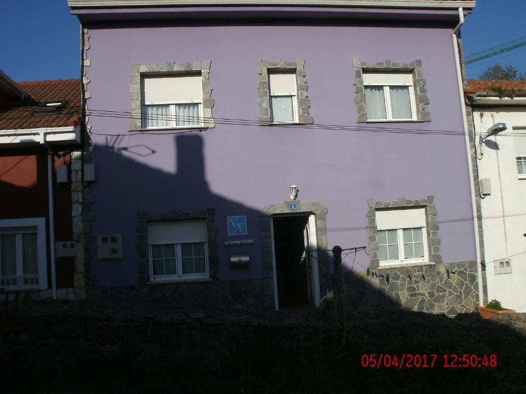 una casa blanca con una puerta delante en Casa Camilo, en San Juan de la Arena