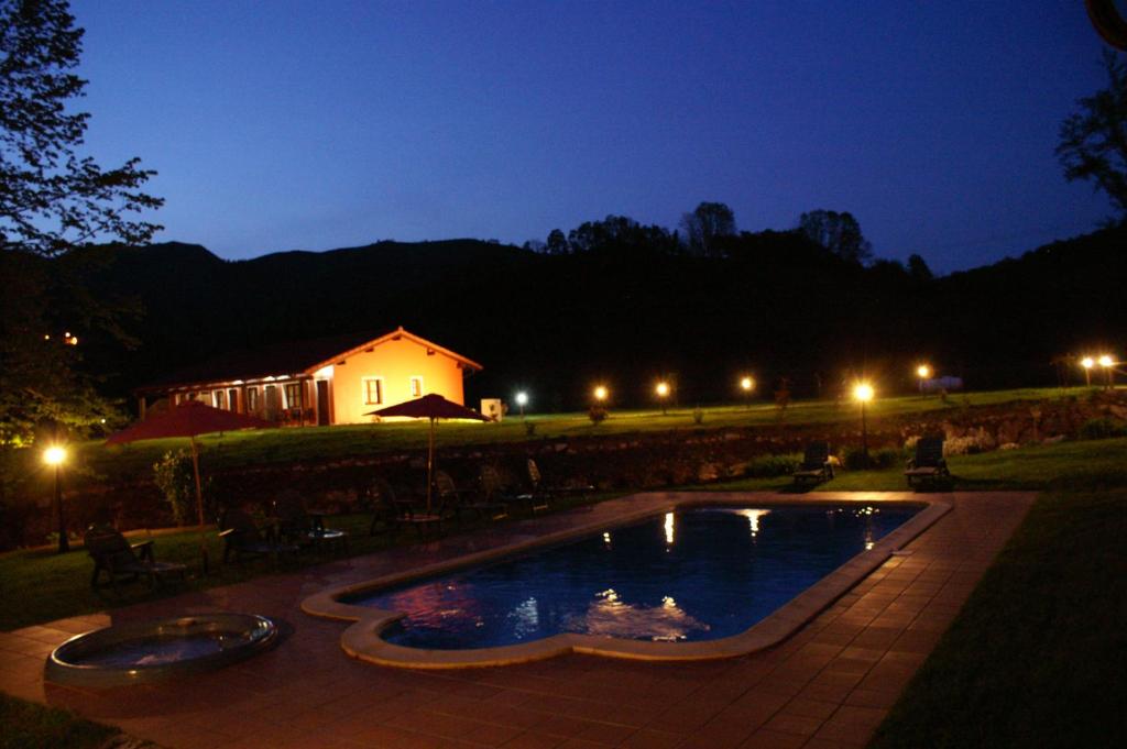 Bazén v ubytování Hotel Rural Casa de Campo nebo v jeho okolí