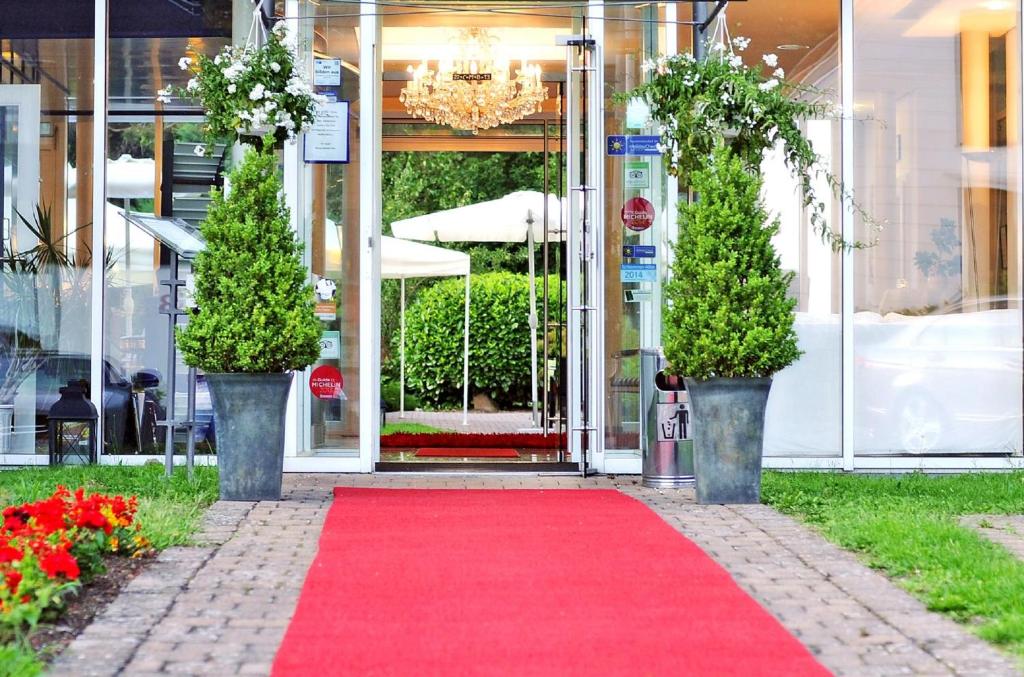 a red carpet in front of a building at Hotel Restaurant Sengscheider Hof in Sankt Ingbert
