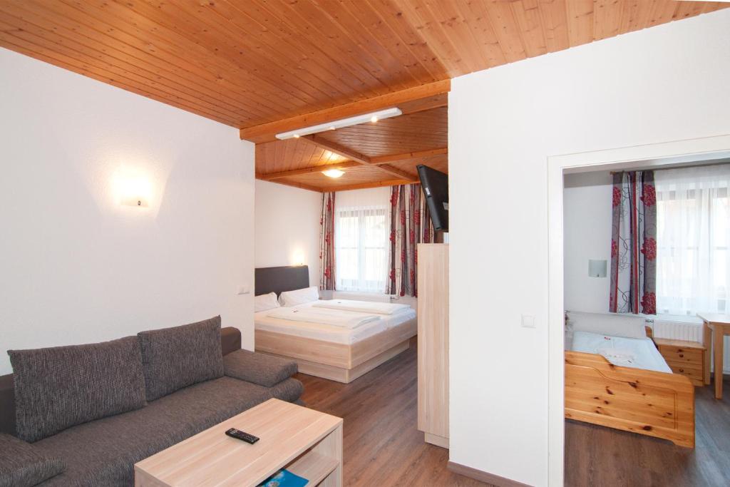 Giường trong phòng chung tại Restaurant - Café - Pension HASSLER