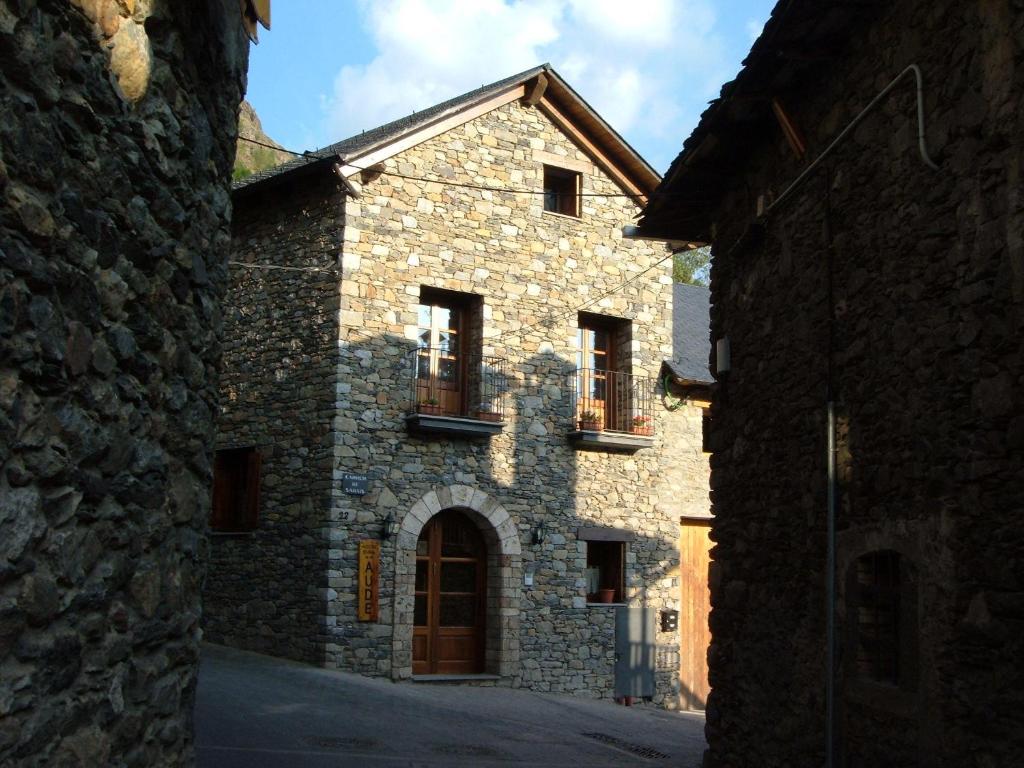 DurroにあるHostal Rural Audeの窓と扉のある古い石造りの建物